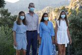Letizia, Felipe e as filhas Sofia e Leonor, fotografados em Maiorca 