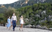 Letizia, Felipe e as filhas Sofia e Leonor, fotografados em Maiorca 