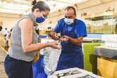 Chef Noélia Jerónimo no mercado de Tavira 
