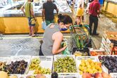 Chef Noélia Jerónimo no mercado de Tavira 