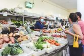Chef Noélia Jerónimo no mercado de Tavira 