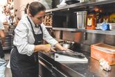 Noélia Jerónimo ensina a escalar peixe e fazer filetes 