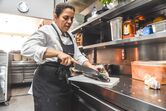Noélia Jerónimo ensina a escalar peixe e fazer filetes 