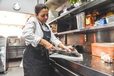 Noélia Jerónimo ensina a escalar peixe e fazer filetes 