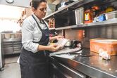 Noélia Jerónimo ensina a escalar peixe e fazer filetes 