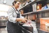 Noélia Jerónimo ensina a escalar peixe e fazer filetes 
