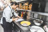 Noélia Jerónimo ensina a escalar peixe e fazer filetes 