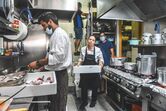 Chef Noélia prepara gaspacho e arroz de robalo do mar 