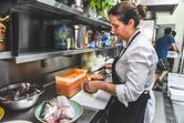 Chef Noélia prepara gaspacho e arroz de robalo do mar 