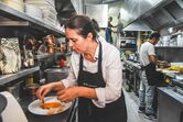 Chef Noélia prepara gaspacho e arroz de robalo do mar 