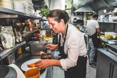 Chef Noélia prepara gaspacho e arroz de robalo do mar 