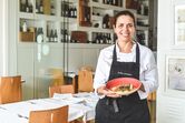 Chef Noélia prepara gaspacho e arroz de robalo do mar 
