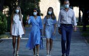 Letizia, Felipe e as filhas Sofia e Leonor, fotografados em Maiorca 