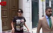 Georgina vista a sair de casa para dia de compras em Lisboa