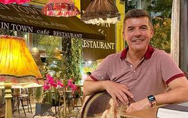 João Baião está de férias na Grécia e fãs querem saber quem é a companhia secreta