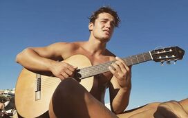 'Stôr' João Mota é o mentor do Clube dos Poetas Vivos, canta versos dos alunos e dá aulas na universidade