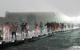 Chuva e granizo encerram desfile da Dolce & Gabbana. Famosos fogem num cenário de caos