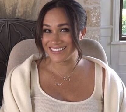 Meghan Markle sopra as velas do 40.º aniversário com os fãs. As novas imagens da duquesa