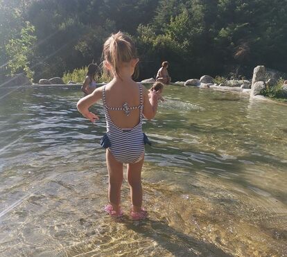 Depois da mudança de visual, Sara Barradas refugia-se de férias com a filha no Porto, sem José Raposo