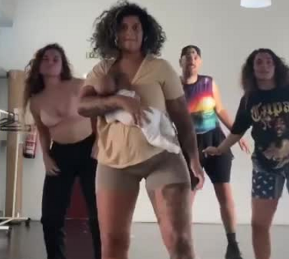 Blaya filma-se a dançar com o bebé e é atacada. 'Há um problema na vossa cabeça'