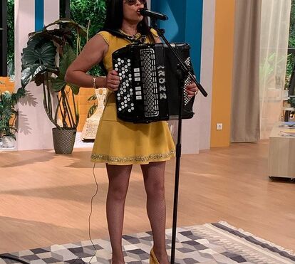 Cantora Rosinha sofre grave acidente. Carro fica destruído