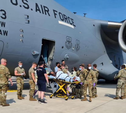 Mulher afegã dá à luz em avião militar norte-americano durante fuga aos Talibã