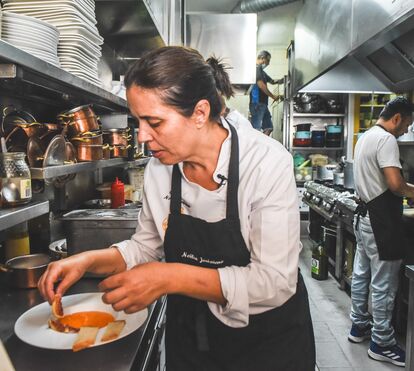 Fomos ao restaurante da Chef Noélia, do 'MasterChef', e ela deixou-nos espreitar a cozinha e tratou-nos como reis