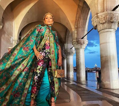 É o amor: Ben Affleck protege Jennifer Lopez de fã atrevido, em Veneza