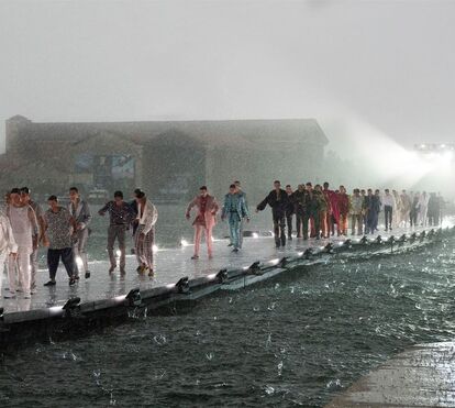 Chuva e granizo encerram desfile da Dolce & Gabbana. Famosos fogem num cenário de caos