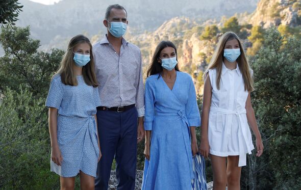 Letizia, Felipe e as filhas Sofia e Leonor, fotografados em Maiorca 