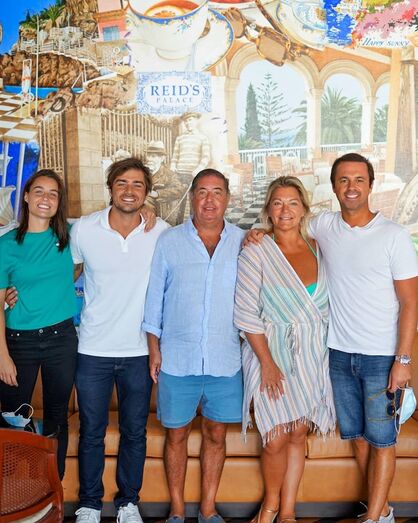 Lourenço com os pais, o irmão e a namorada durante as férias na Madeira 