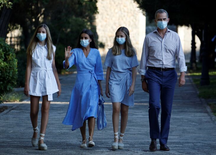 Letizia, Felipe e as filhas Sofia e Leonor, fotografados em Maiorca 