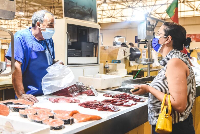 Chef Noélia Jerónimo no mercado de Tavira 
