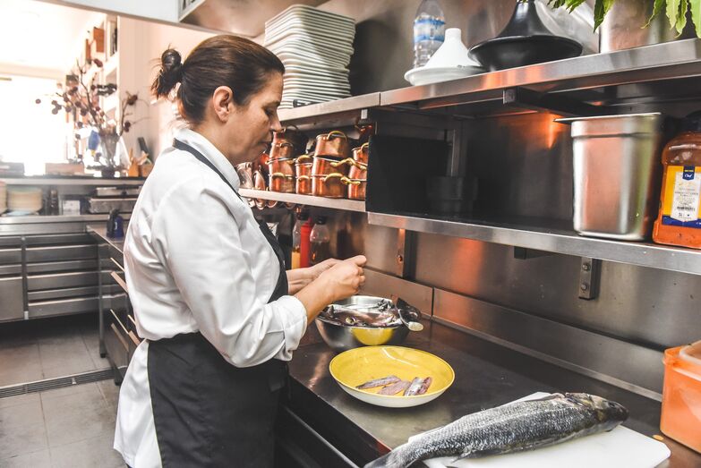 Noélia Jerónimo ensina a escalar peixe e fazer filetes 