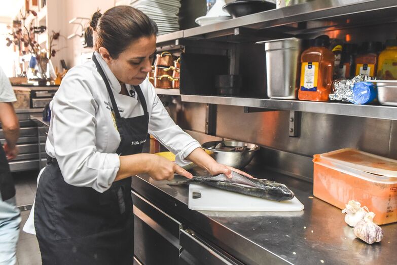 Noélia Jerónimo ensina a escalar peixe e fazer filetes 