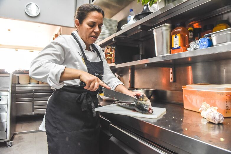 Noélia Jerónimo ensina a escalar peixe e fazer filetes 