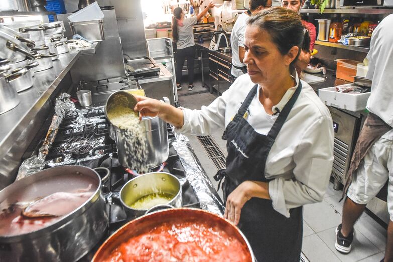 Chef Noélia prepara gaspacho e arroz de robalo do mar 