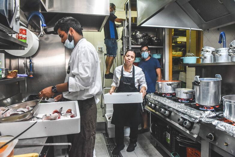 Chef Noélia prepara gaspacho e arroz de robalo do mar 