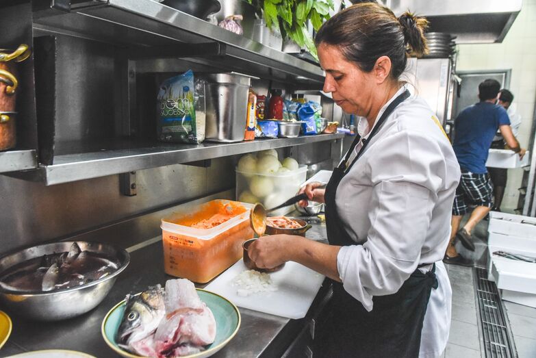 Chef Noélia prepara gaspacho e arroz de robalo do mar 