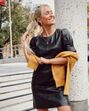 Street style vestidos pele