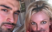 Em topless, noivo de Britney Spears mostra ciúmes de Brad Pitt