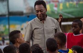 Susto pelo "rei". Pelé submetido a cirurgia de urgência em hospital de São Paulo