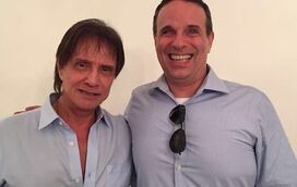 Cantor Roberto Carlos chora morte do filho