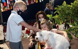 Veja as imagens da princesa Gabriella de cadeira de rodas