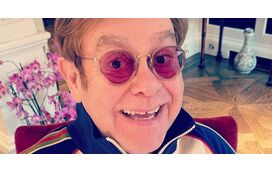 Duas lendas da música! Elton John e Gilberto Gil protagonizaram encontro especial nos bastidores de um concerto do artista britânico