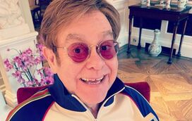 Problemas de saúde obrigam Elton John a adiar digressão. Cantor de 74 anos diz que está com dores
