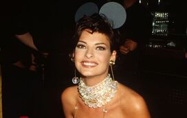 Linda Evangelista processa empresa por procedimento que a deixou “brutalmente desfigurada”