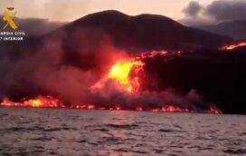 Imagens captadas pela Guardia Civil espanhola mostram lava do vulcão de La Palma a cair no mar
