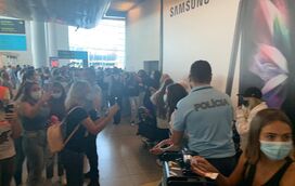 Veja a loucura dos fãs portugueses dos Now United com a chegada do grupo a Lisboa