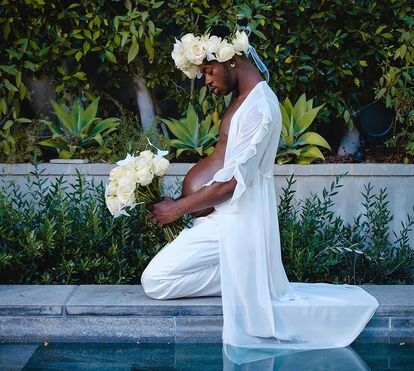 Lil Nas X mostra-se 'grávido' no lançamento do seu novo disco